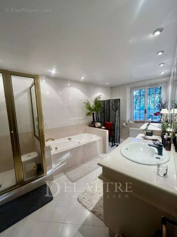 Maison à ROQUEFORT-LES-PINS