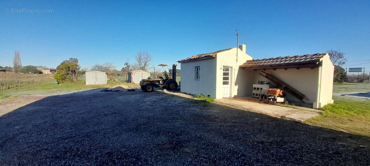 Garage et atelier attenant avec dépendances sur un terrain de 1036m2 - photo 5