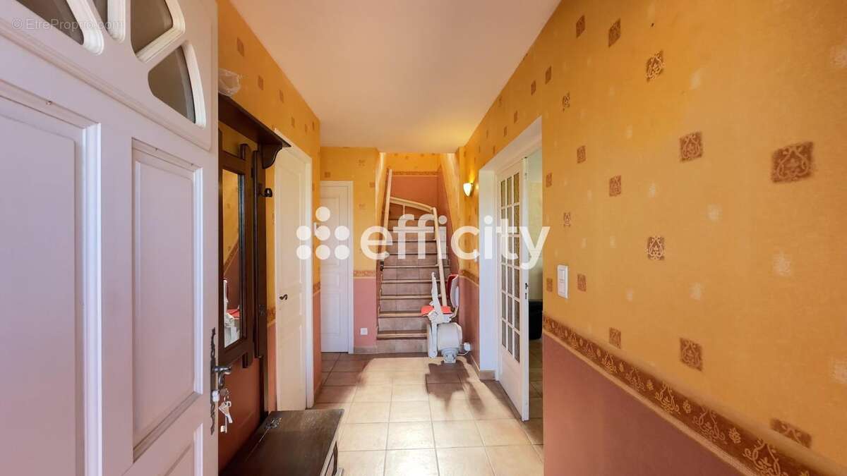 Maison à SAINT-LAURENT-DE-CARNOLS