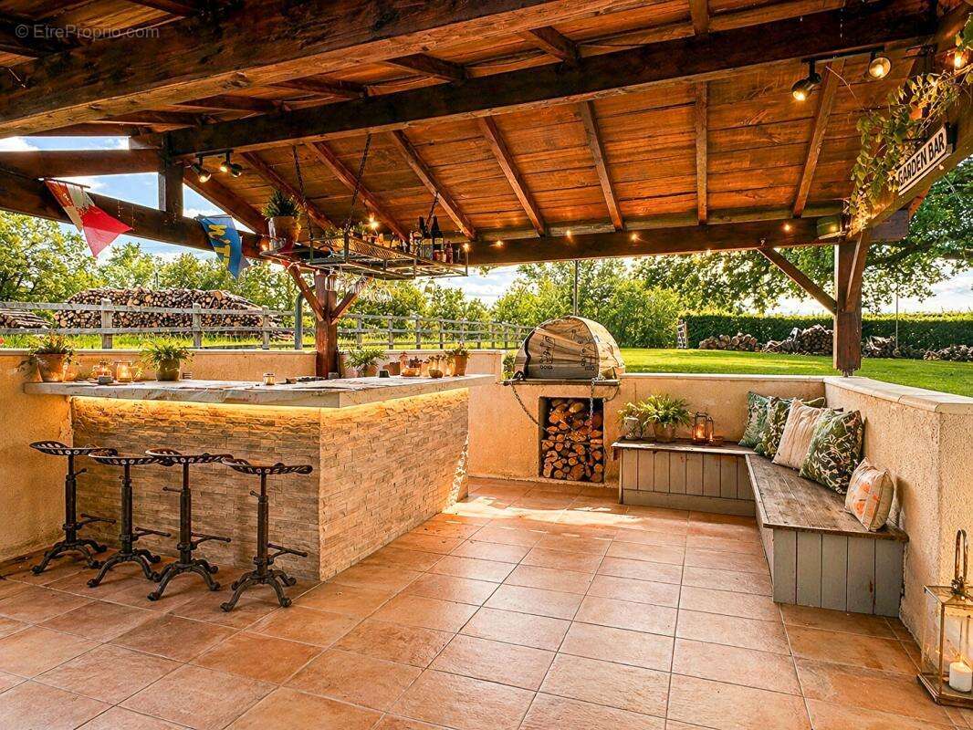 A vendre, superbe propriété en pierre de 245 m² habitable située à BUSSAC 24350 - photo 4