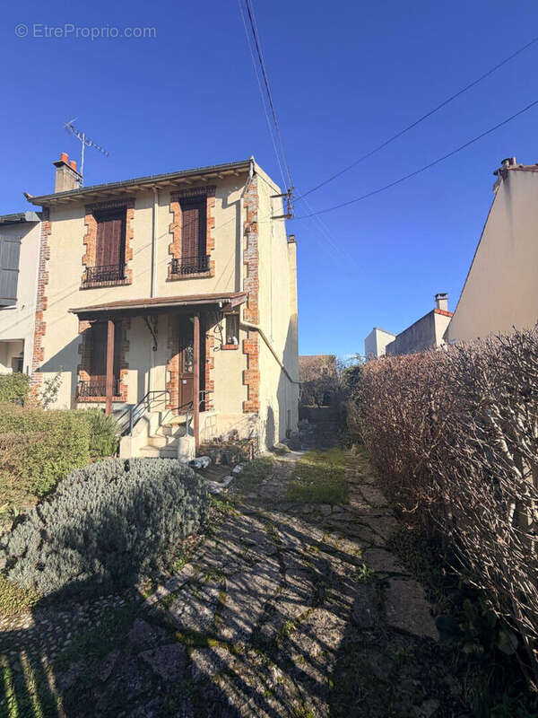 HOUILLES**Maison de caractère 1905 avec jardin sans vis-à-vis et fort potentiel. - photo 9