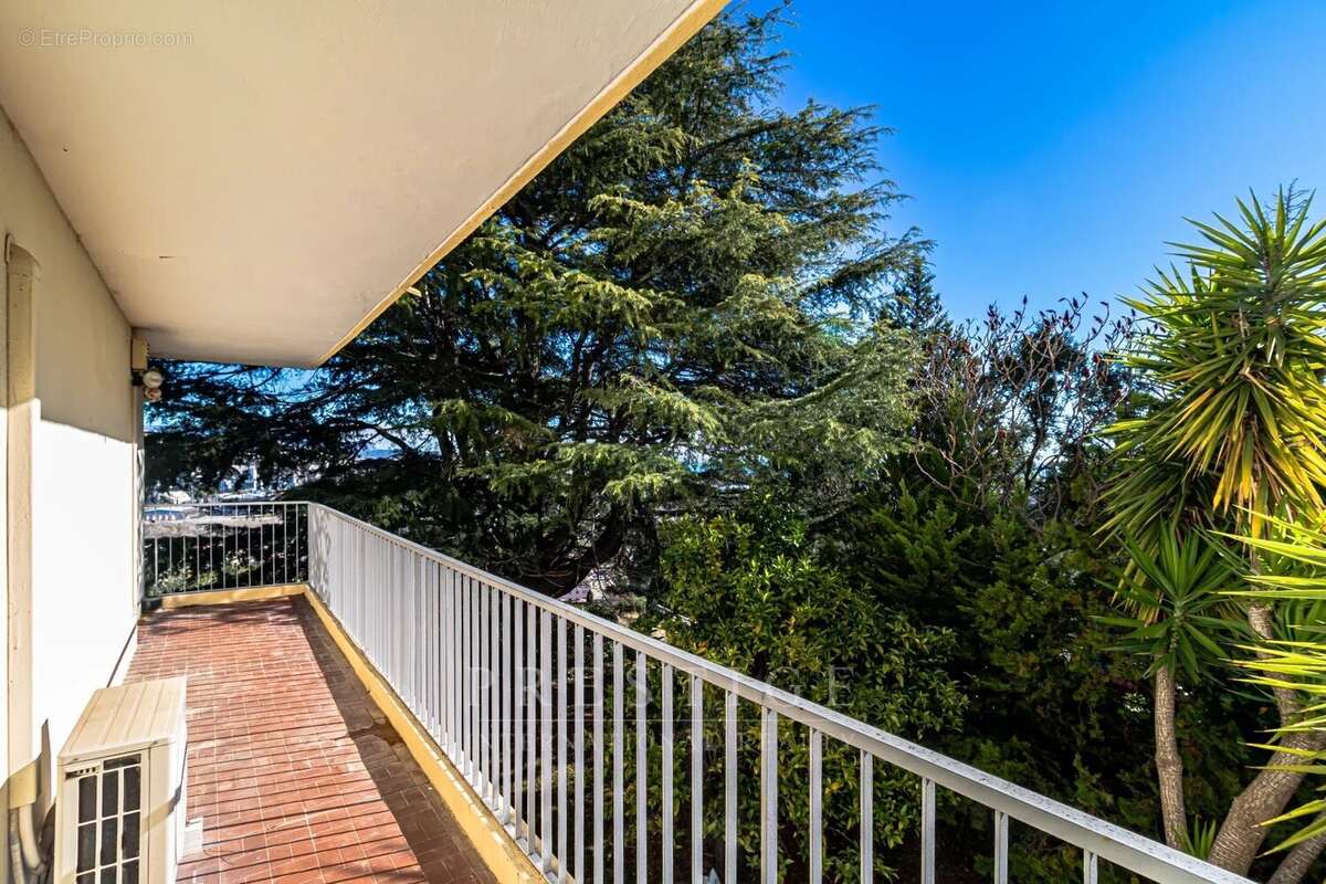 Appartement à SAINT-LAURENT-DU-VAR