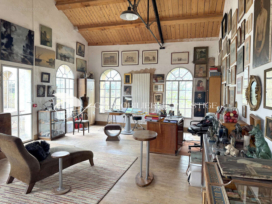 Maison à ENTRAIGUES-SUR-LA-SORGUE