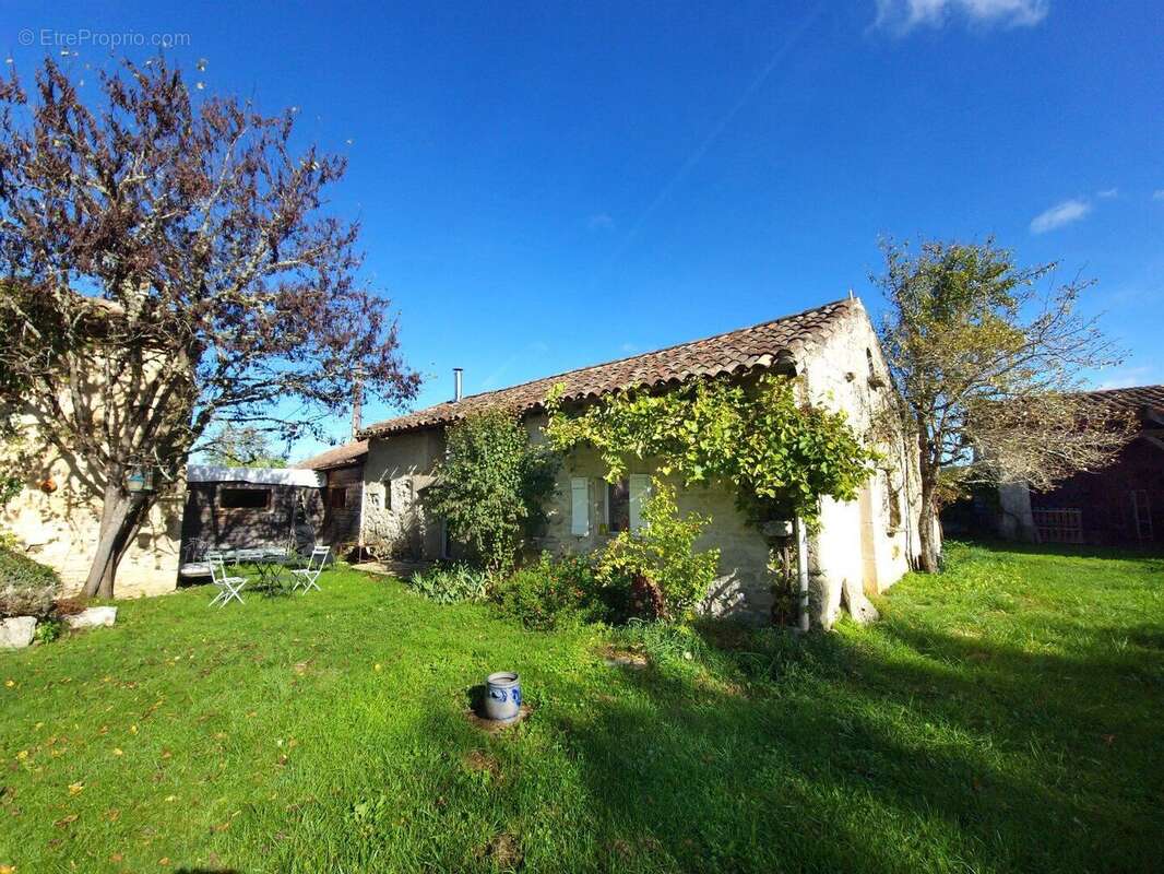 Maison en pierres dans un hameau près de Caylus - photo 2