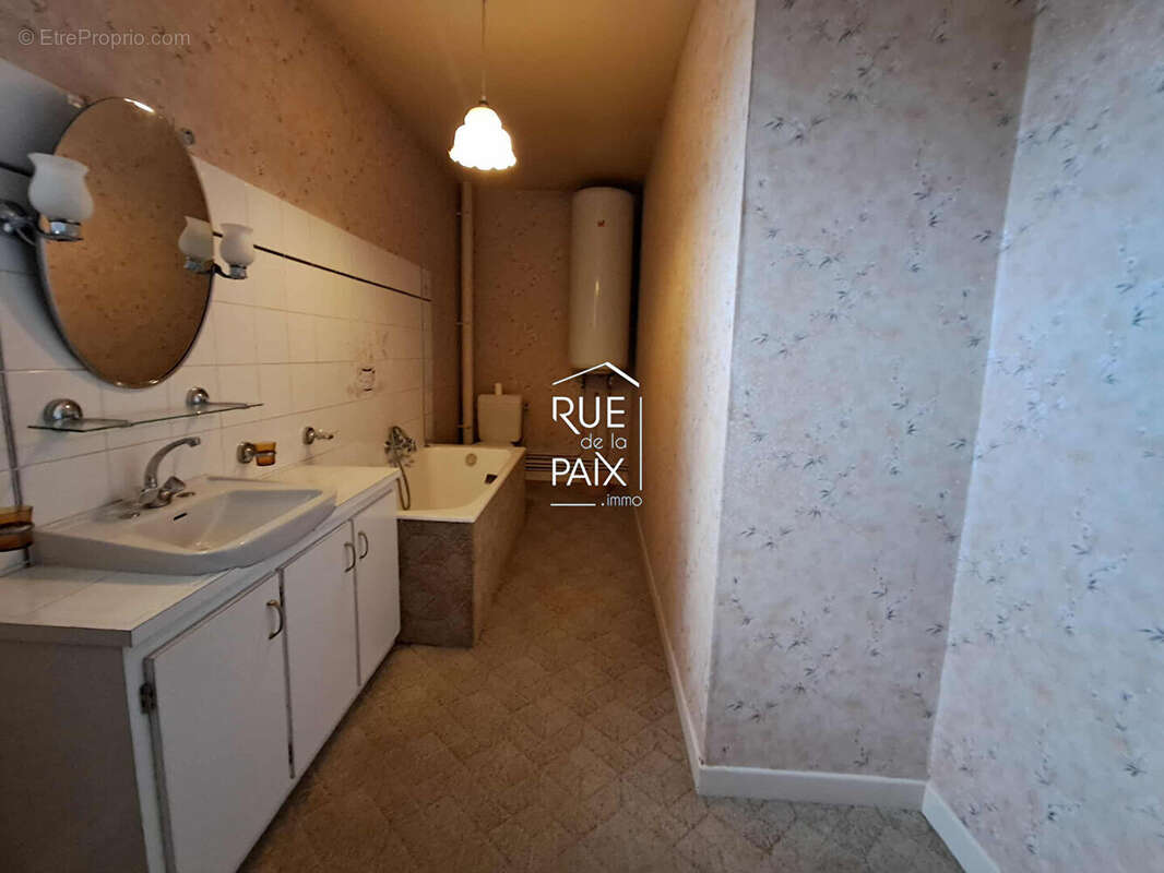 Maison située à Antran avec dépendances et grand jardin ! - photo 10
