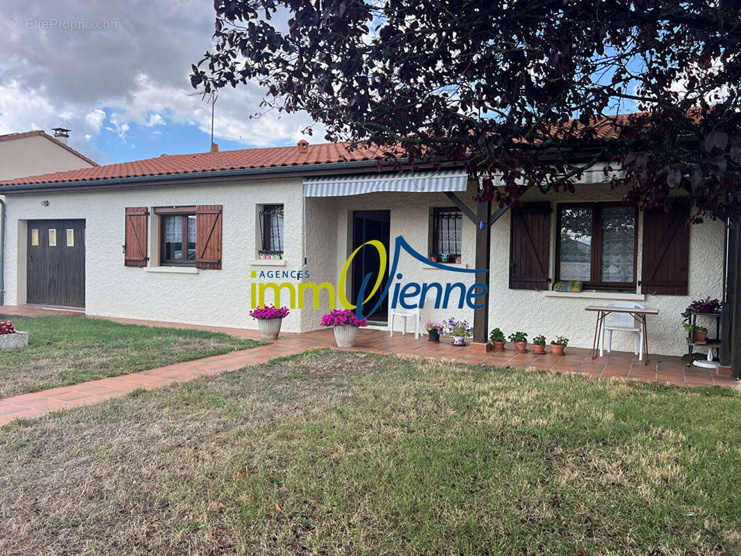 Maison à LUSSAC-LES-CHATEAUX