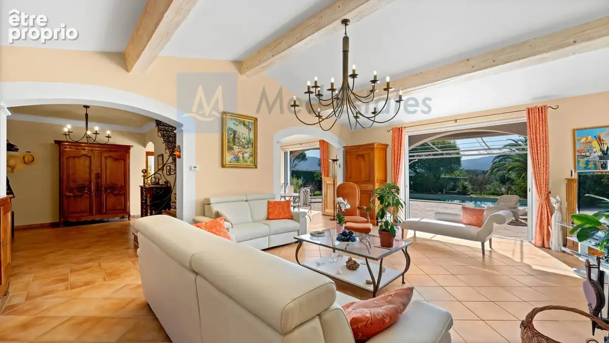 Splendide propriété provençale avec vue panoramique sur le Massif des Maures, sur un terrain plat de 3 000 m² - photo 9
