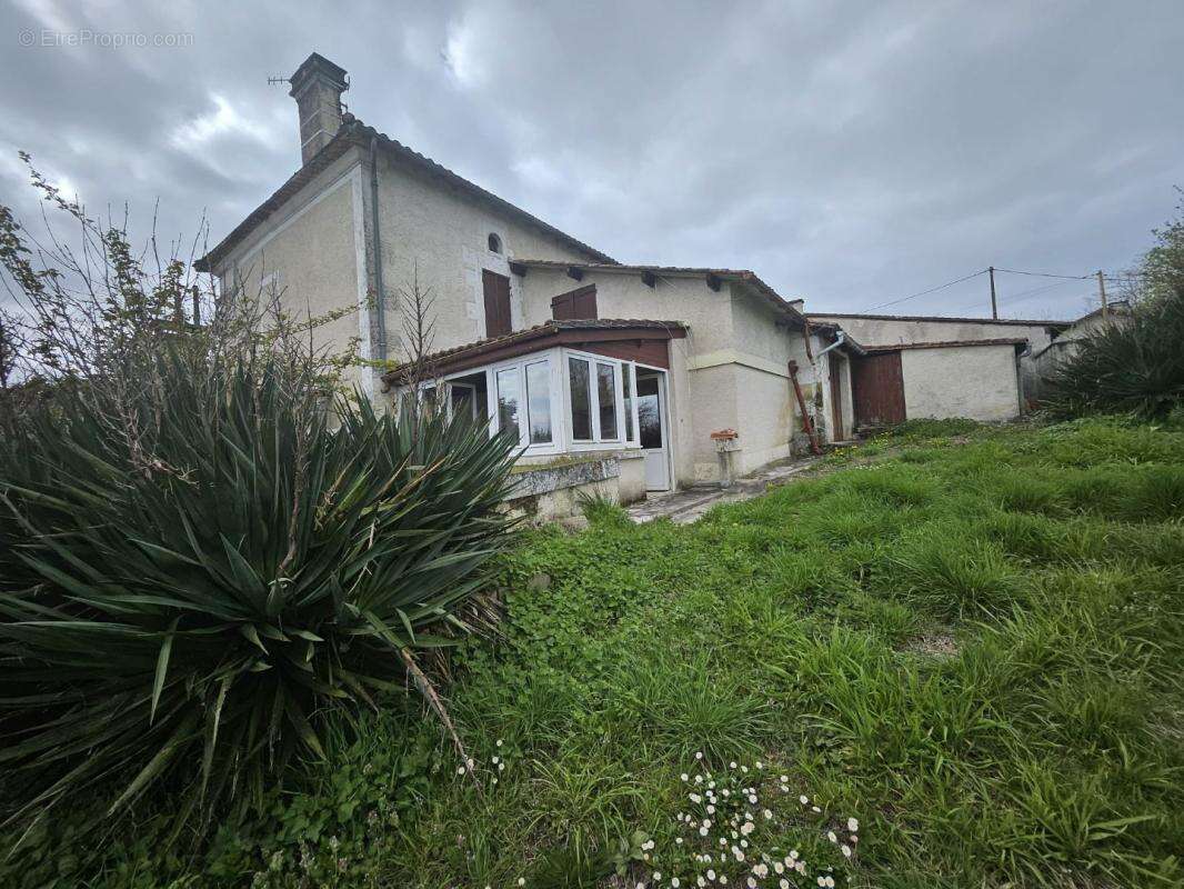 Maison à LUSIGNAC
