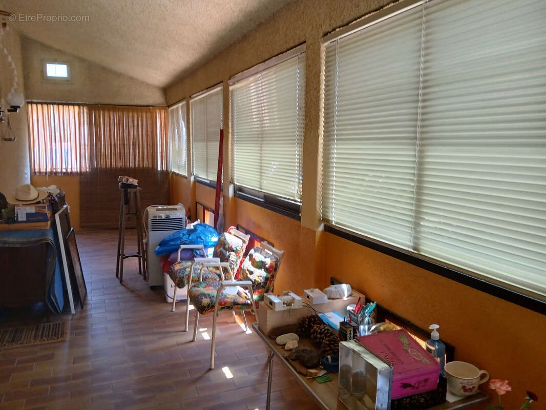 Villa sur 3 faces , 3 niveaux, 5 chambres , 2 bains, jardin , garage et parking. - photo 8