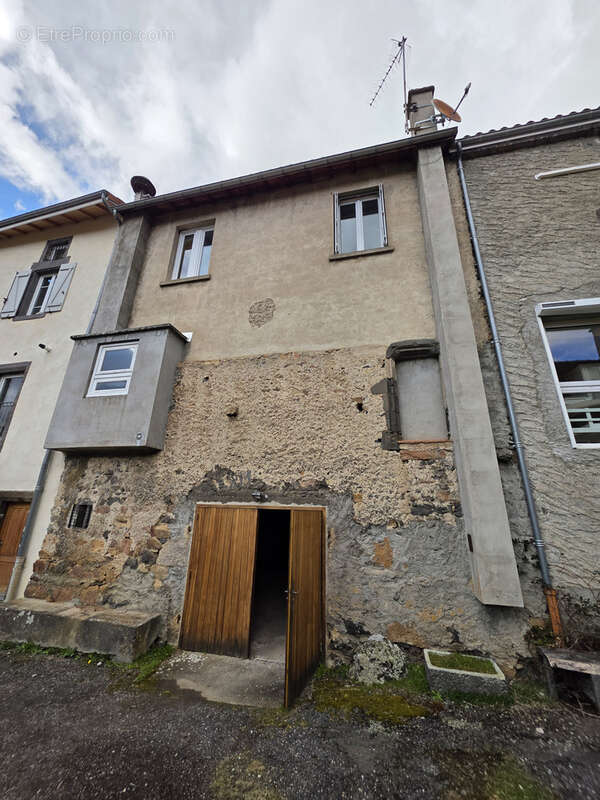 Maison à SAINT-GENES-CHAMPANELLE