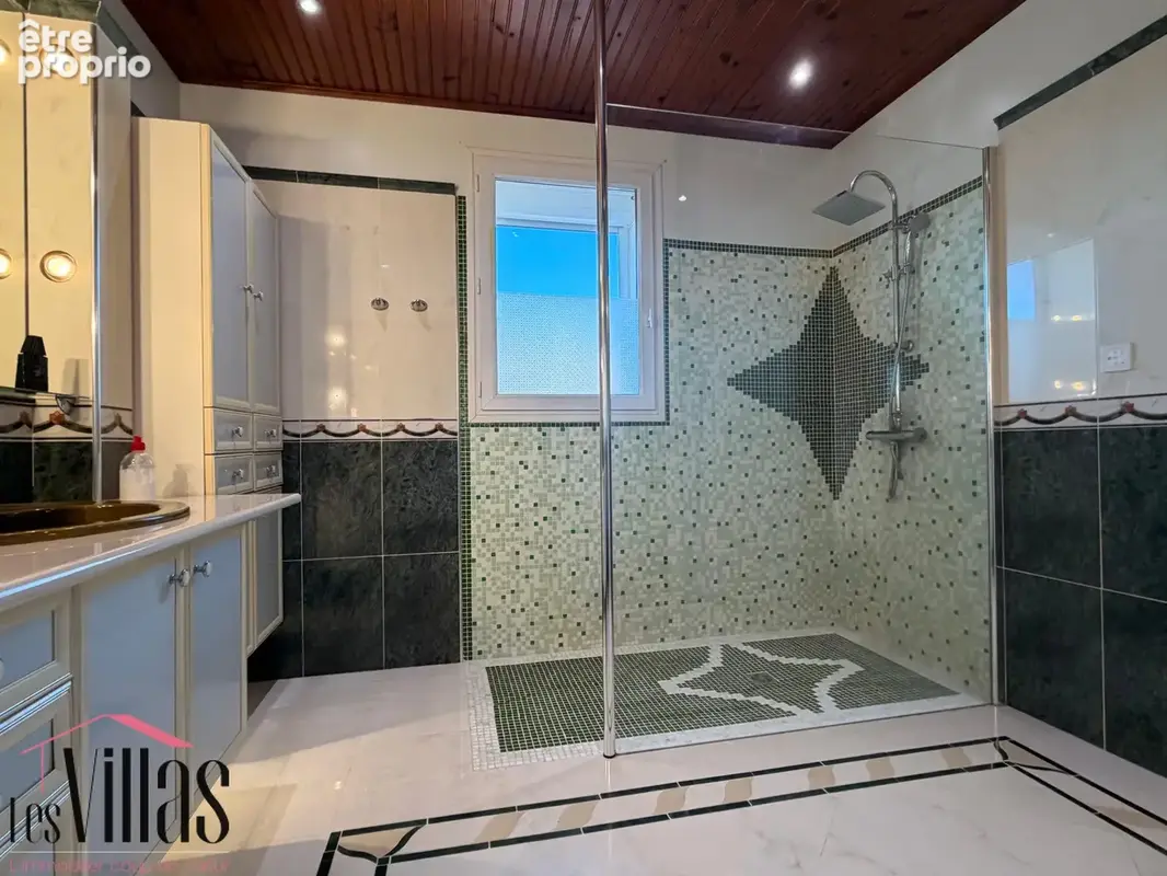 Maison familiale avec piscine et grand garage - photo 10