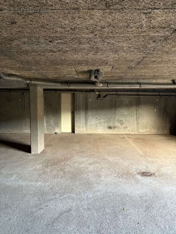 Parking à MONT-SAINT-AIGNAN