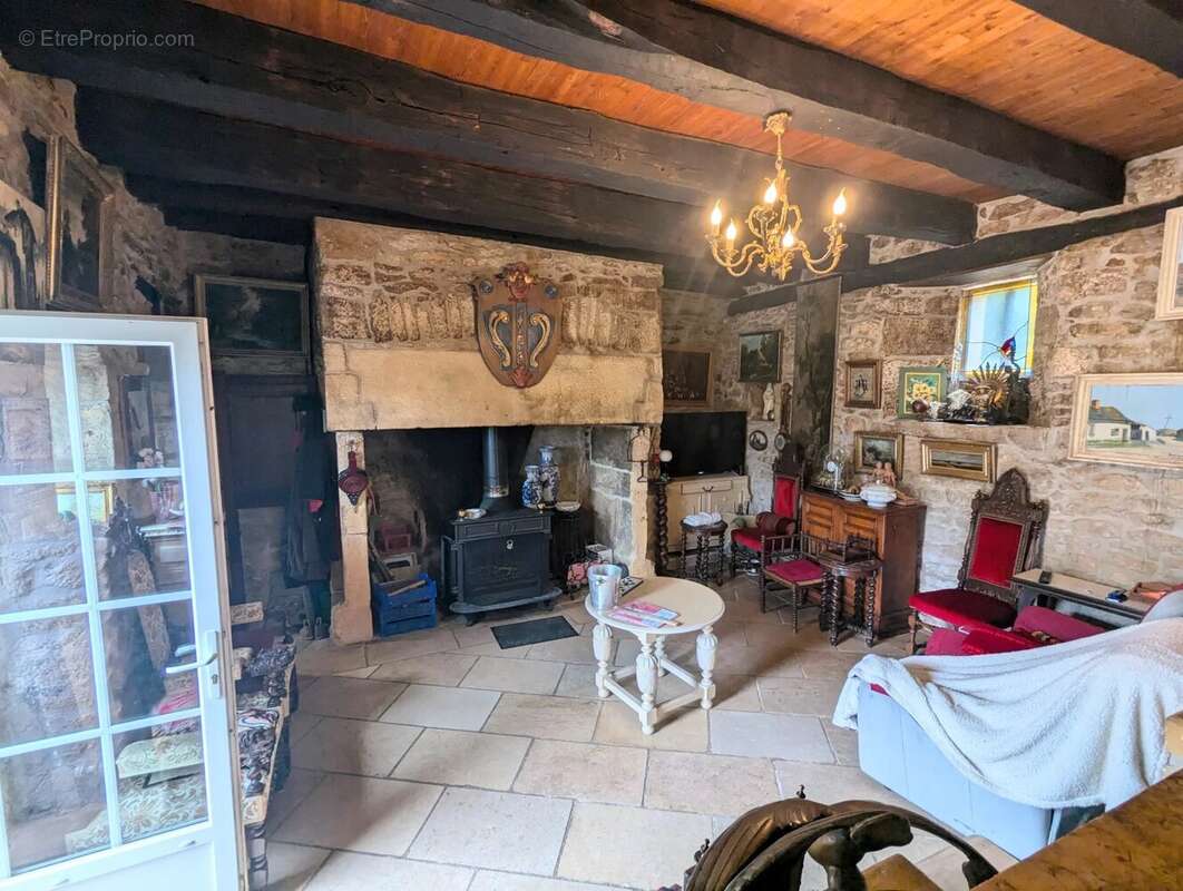 Jolie maison en pierre avec 4 chambres, piscine et jardins - photo 4