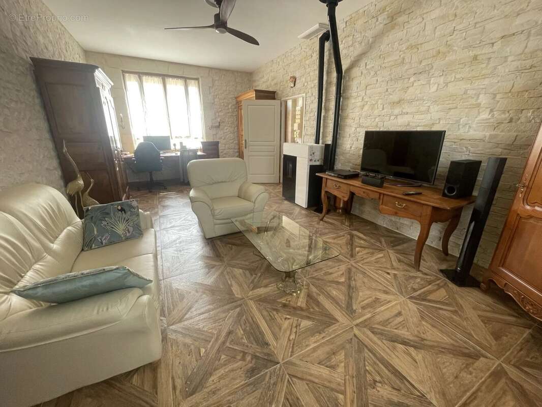 Maison en pierre rénovée avec dépendances de 270 m² - photo 5