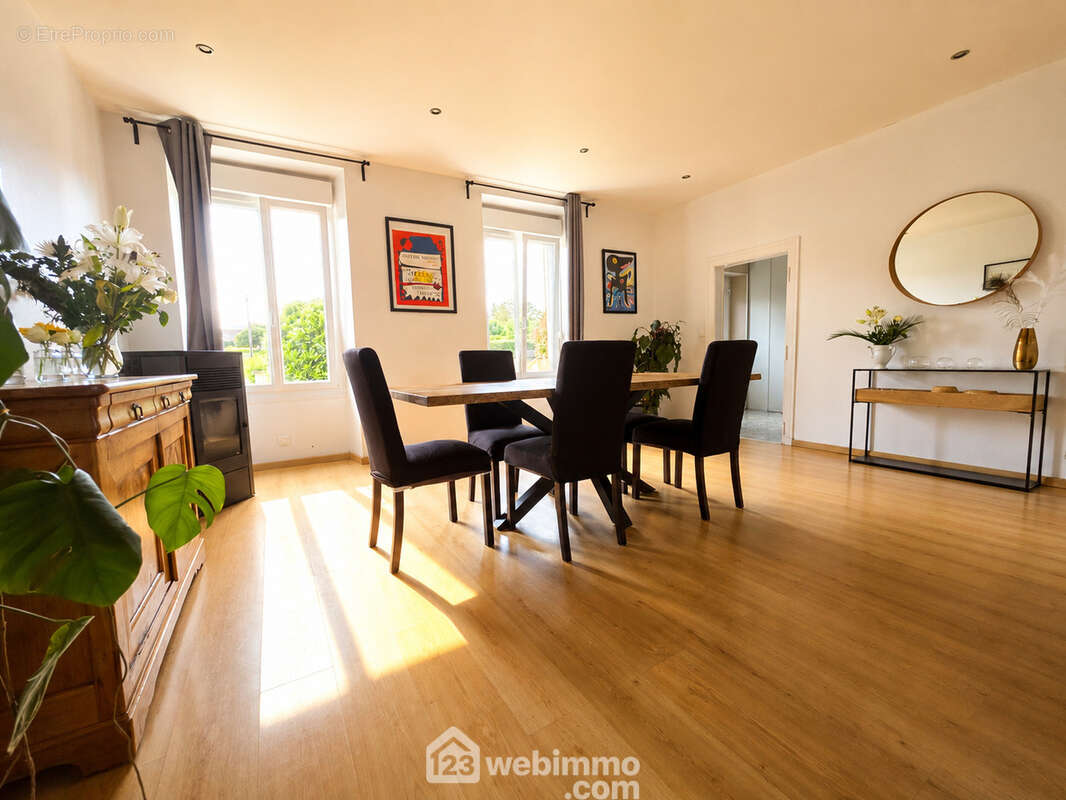 Accès direct sur la salle à manger lumineuse et conviviale - Maison à VERNEUIL-SUR-SERRE