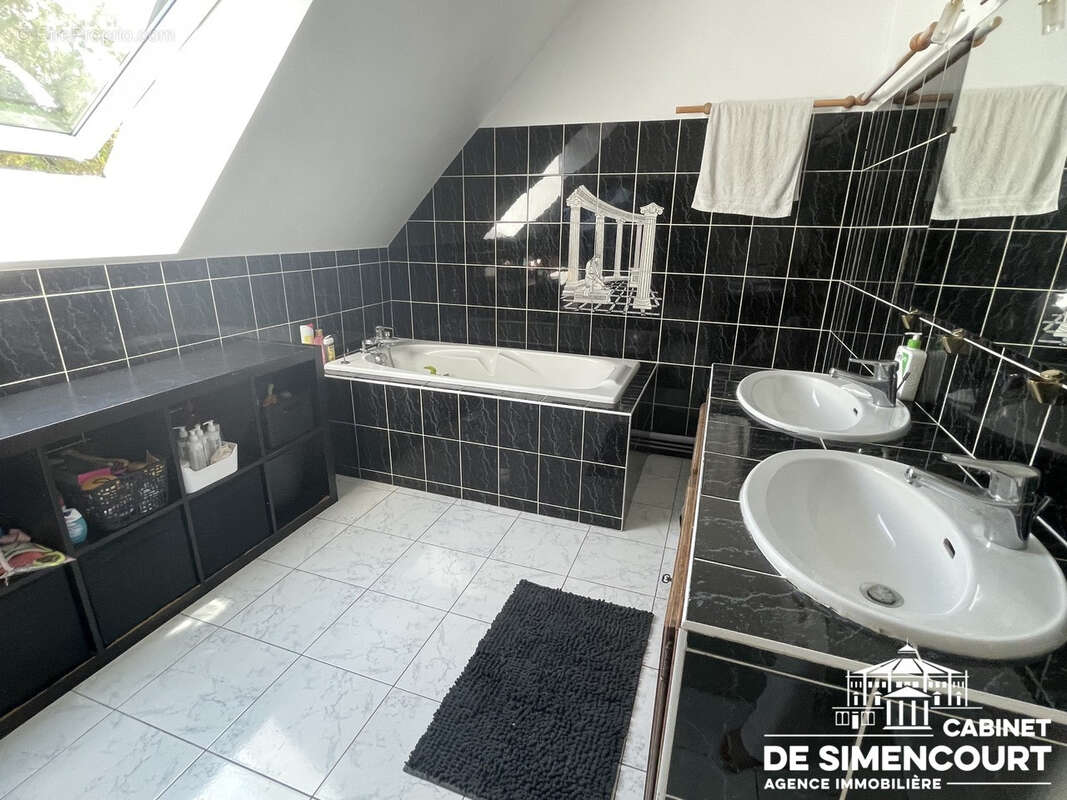Exclusivité sur Saint-Fuscien - Belle maison de charme avec jardin et garage - photo 7