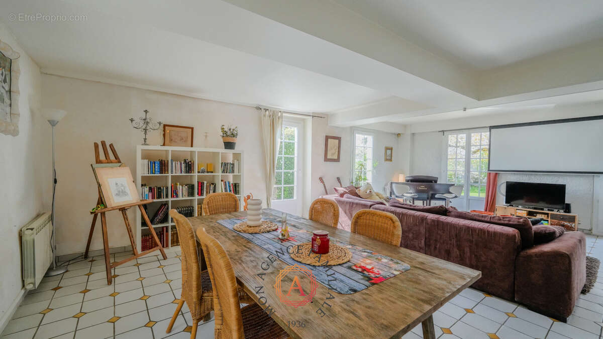 Maison 9 pièces de 243 m2 - photo 2