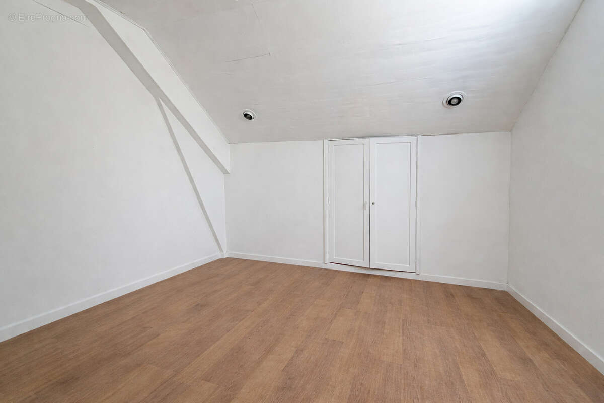 Attique lumineux avec portes blanches - Maison à EPINAY-SOUS-SENART