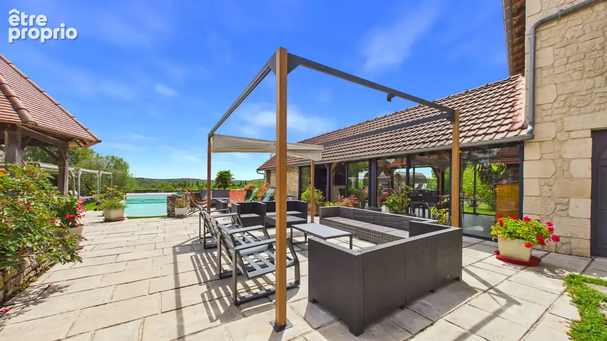 Ensemble immobilier en pierre avec gîte, maison principale, roulottes et piscine près de Cajarc - photo 17