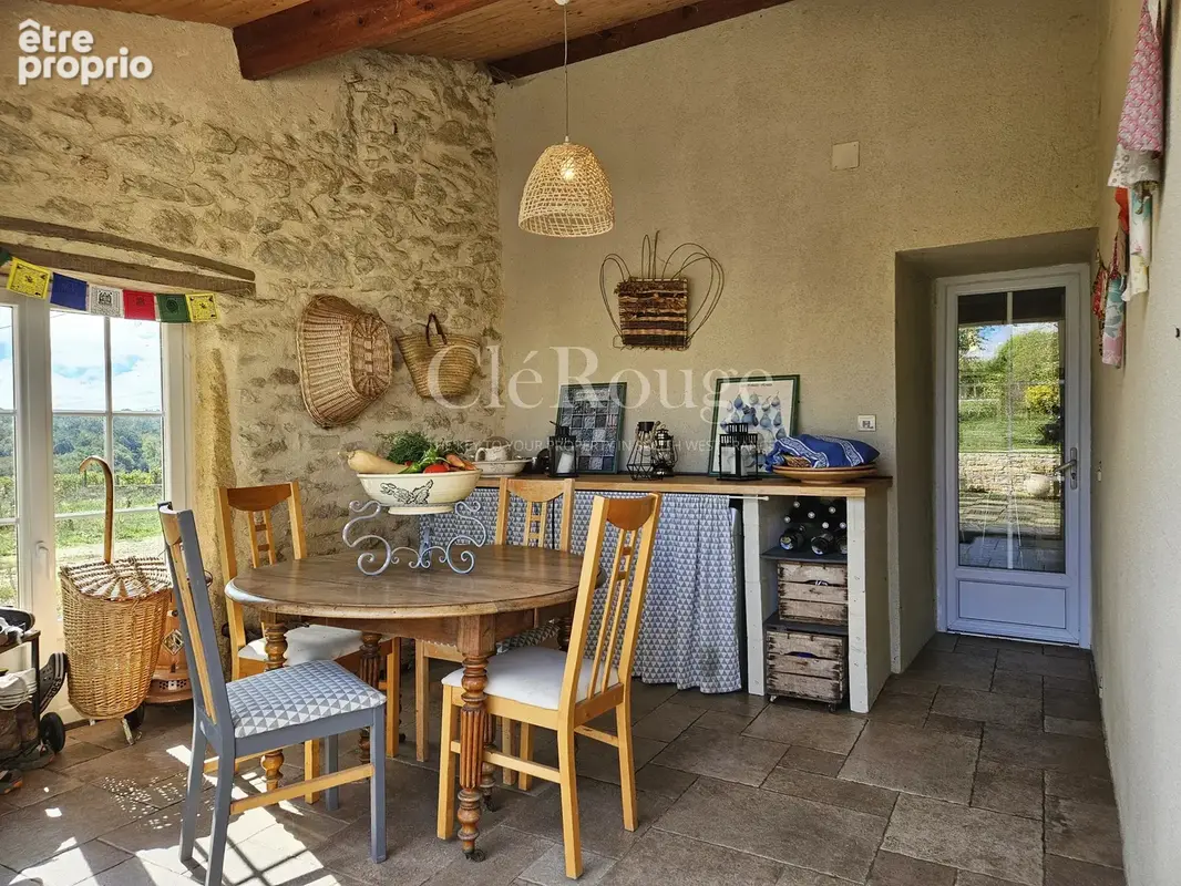 Entre Pellegrue et Gensac – Maison en pierre pleine de charme avec vue dégagée. piscine et potentiel locatif - photo 7