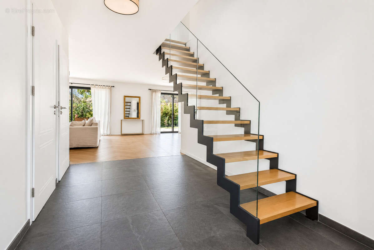 Maison contemporaine de 170 m2 construite en 2021 sur une parcelle d'environ 650 m2 - Veigy Foncenex - photo 5