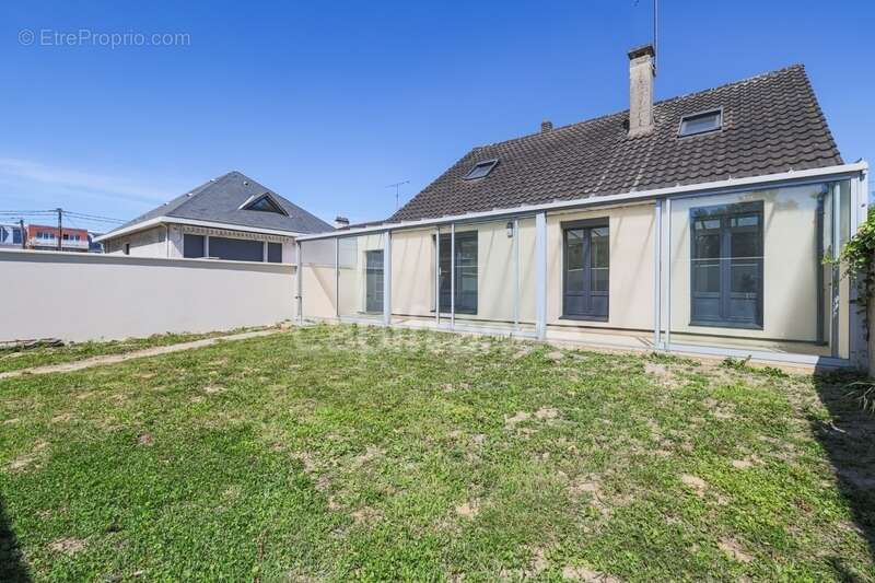 À vendre à Sainte-Geneviève-des-Bois, maison climatisée :    de 123 m², 5 chambres, véranda, garage, sans travaux et parfaitemen - photo 2