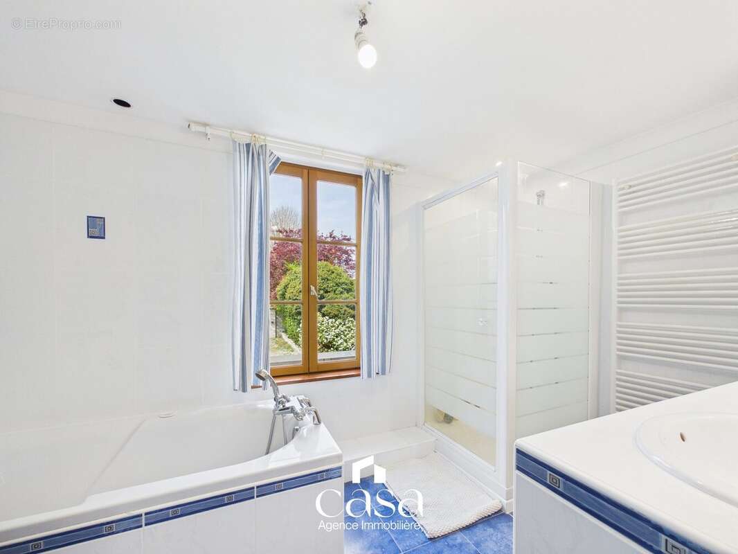 Maison 247 m² à Crocy  - photo 8