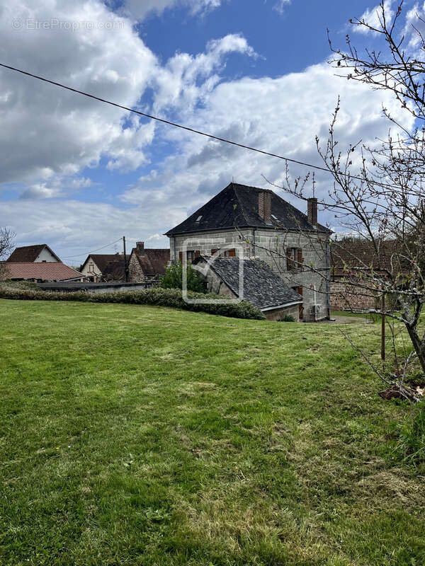 Maison à VARS-SUR-ROSEIX