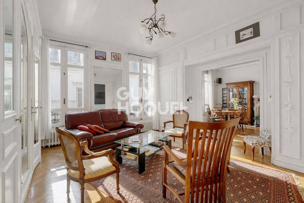 Appartement à PARIS-17E