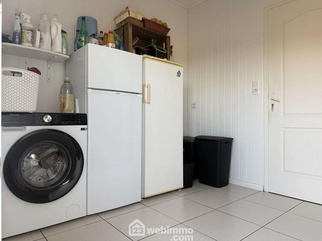 Il donne accès à la buanderie/entrée de service vers l&#039;arrière. - Maison à LE ROCHEREAU