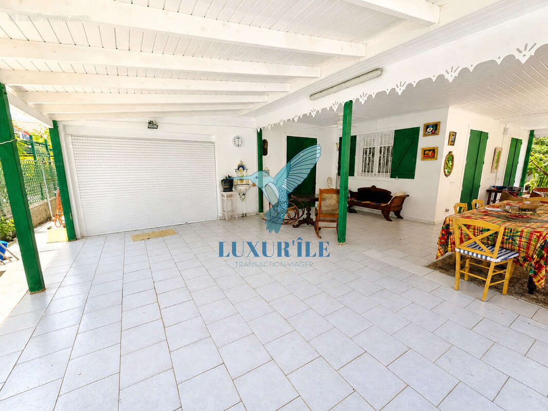 Baie-Mahault   Secteur recherché de La Jaille  Superbe villa T4 avec piscine et jardin - photo 16