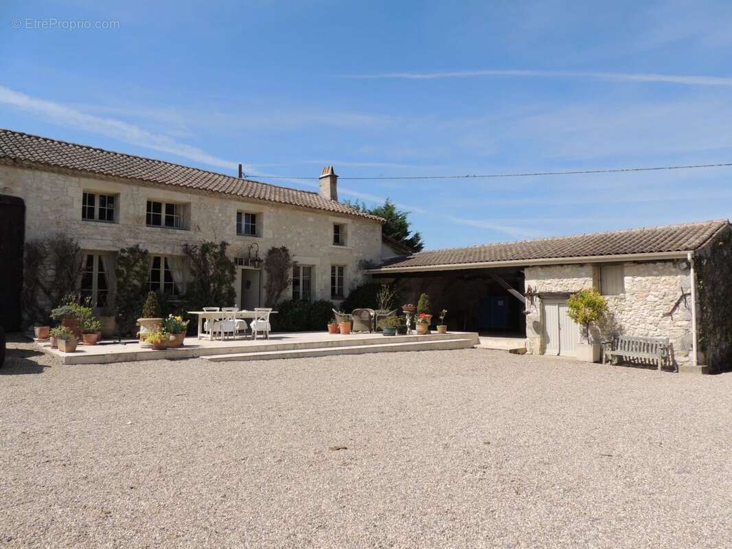 Domaine avec vignoble en activité, maison familiale, gîte, piscine et court de tennis - photo 7