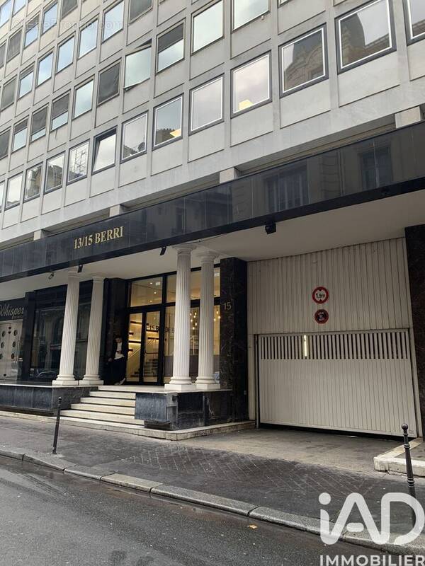 Photo 1 - Parking à PARIS-8E