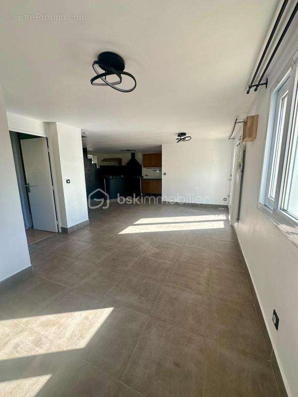 Maison familiale avec studio indépendant, jardin et garages – 95 m² au sol / 84 m² Carrez - photo 2
