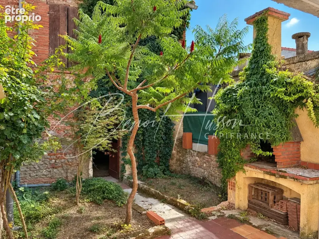 Maison de ville de 130m² avec cour, garage et dépendance - photo 3