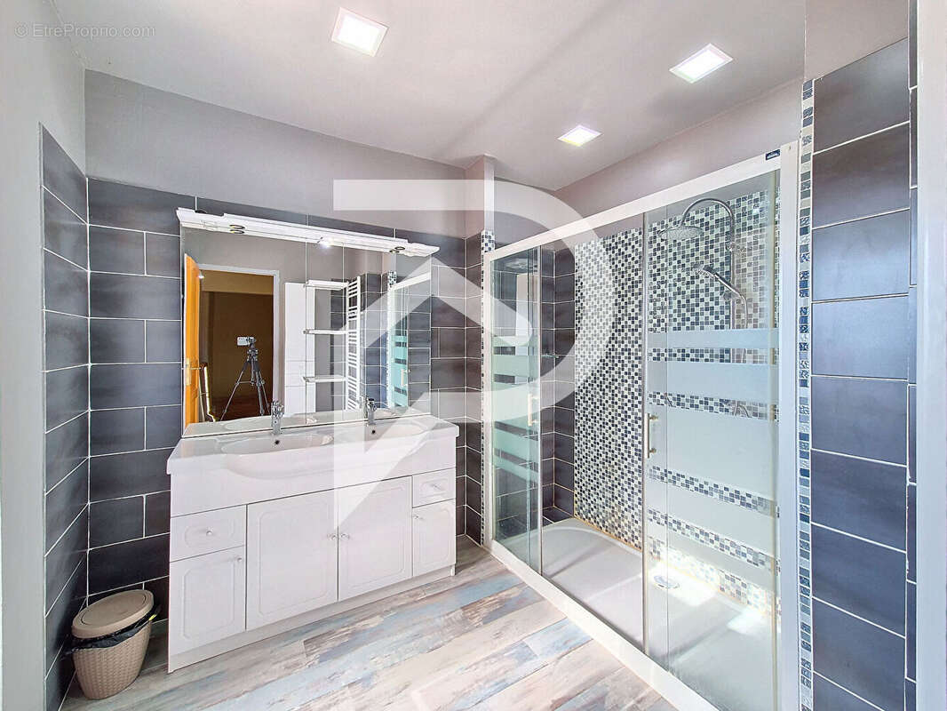 Maison à SAINT-LAGER-BRESSAC