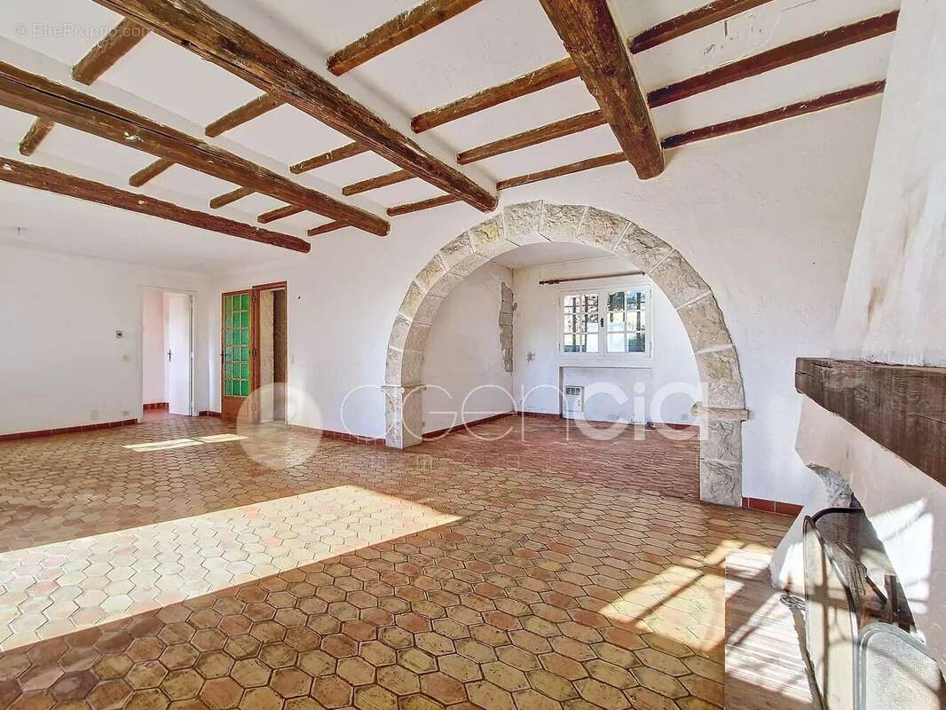 Maison à TOURRETTES-SUR-LOUP