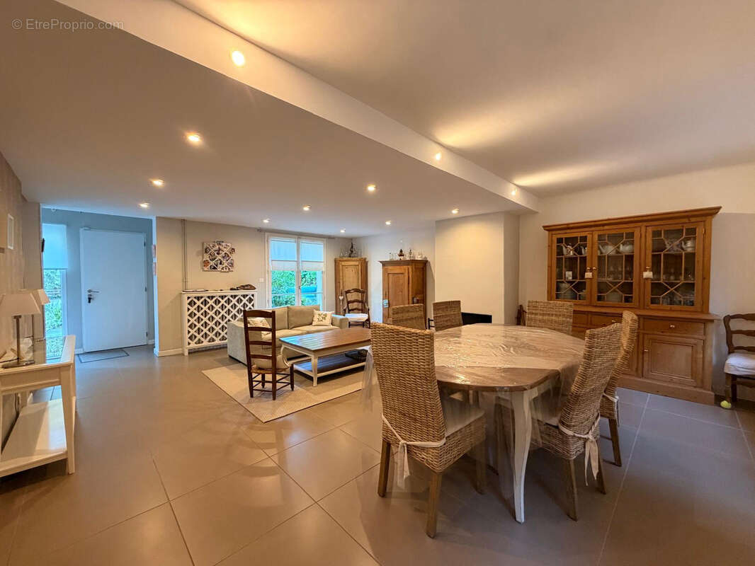 NIMES TOUR MAGNE Splendide maison 7 pièces de 205 m2 avec piscine et garage, sur 1500 m2 de terrain - photo 10