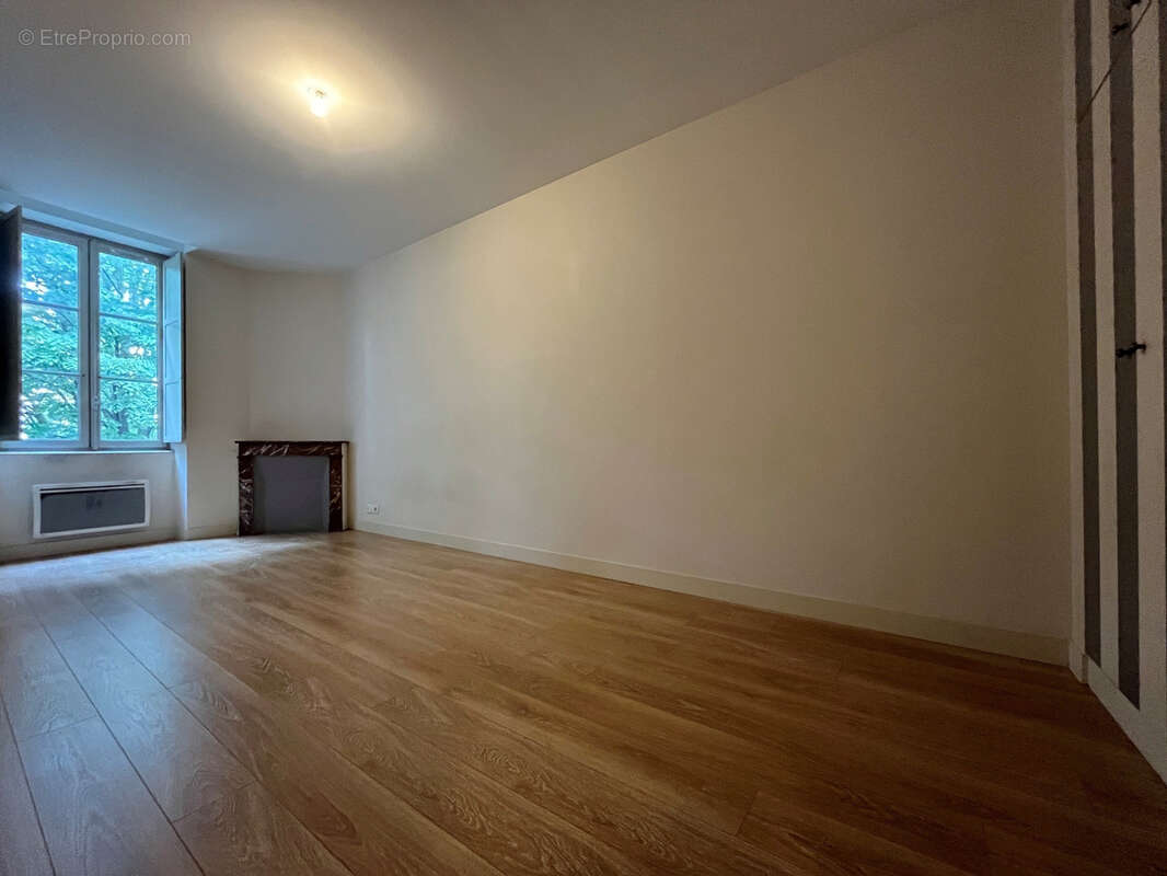 Appartement T3 de 81 m2 - Immeuble en pierre - Quartier Saint-Michel - photo 5