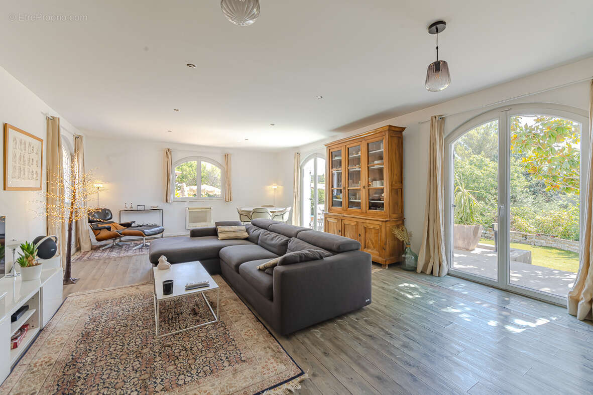Roquefort-la-Bédoule   Maison de plain-pied sur un terrain de 2 832 m2 avec piscine et dépendances - photo 3