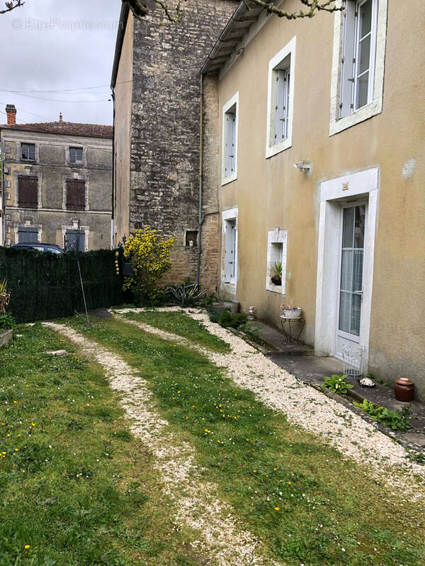Maison à VILLEFAGNAN