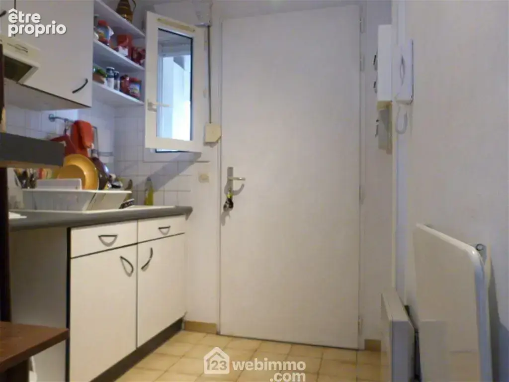 Voici le coin cuisine, kitchenette, agrémentée d'une fenêtre