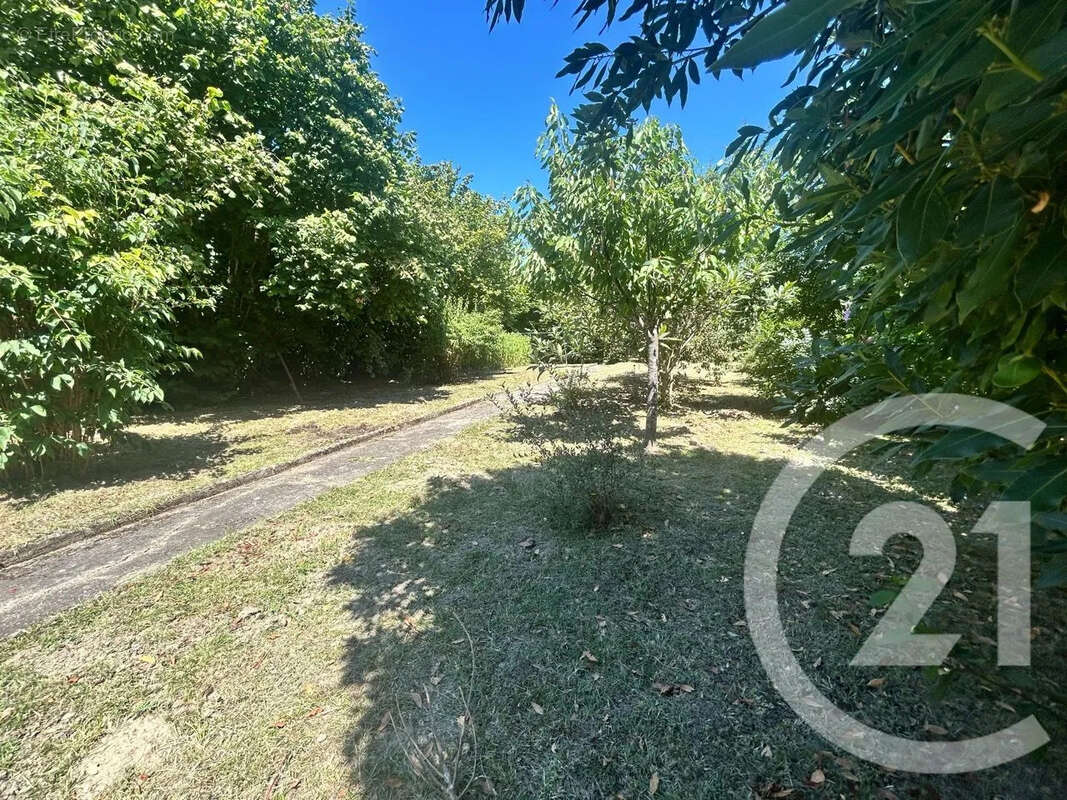 Maison à SAINT-HILAIRE-DE-LUSIGNAN