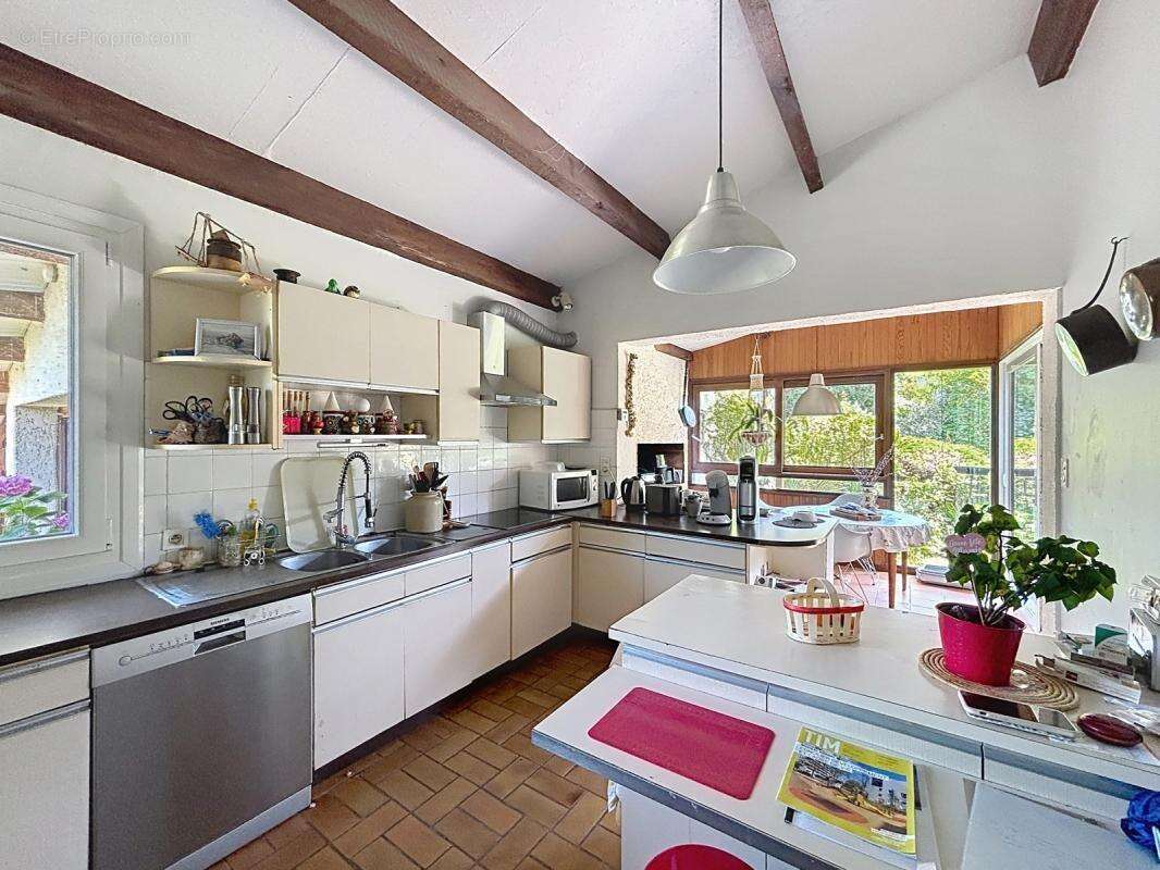 Quint-Fonsegrives Centre – Villa de plain-pied 180 m² • 5 chambres • Bureau • Piscine • Garage 45 m² • Terrain arboré de 900 m² - photo 5