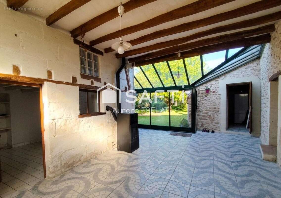 Maison 180 m² à Sainte-Catherine-De-Fierbois  - photo 2