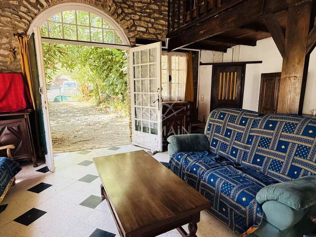 Saumane-de-Vaucluse, en exclusivité, maison de village en pierre de 104 m² avec jardin clos. - photo 3