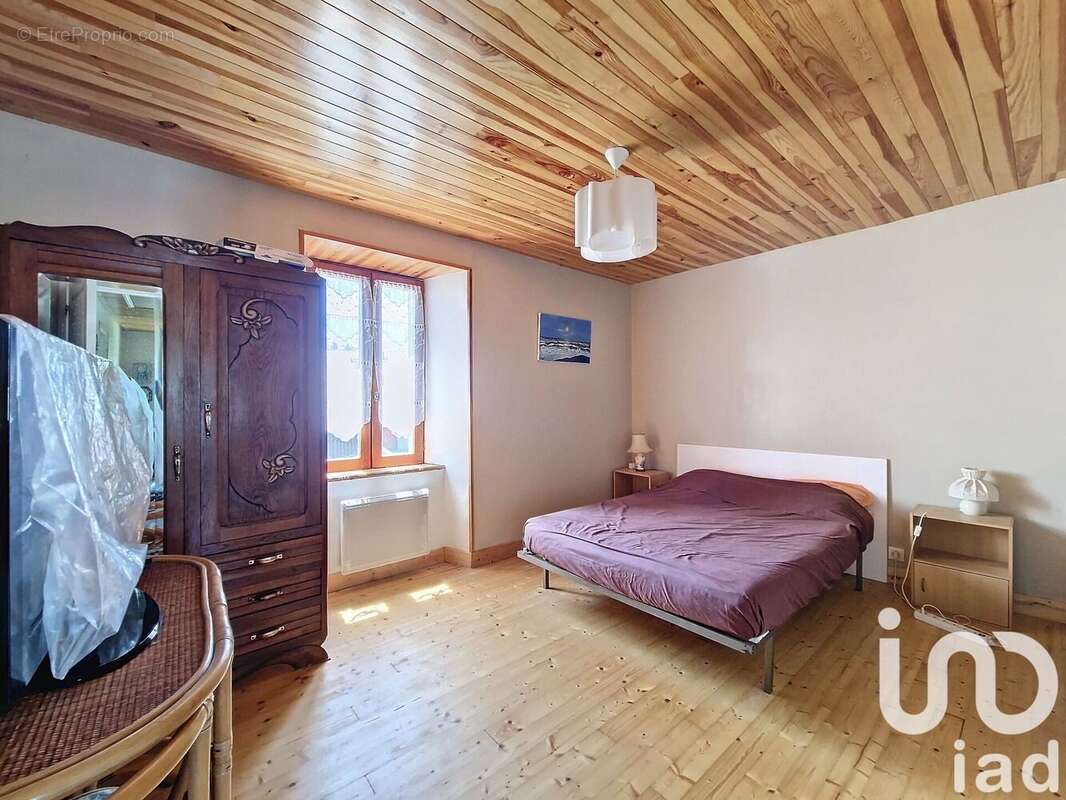 Maison 110 m² à Saint-Genes-Champespe  - photo 9