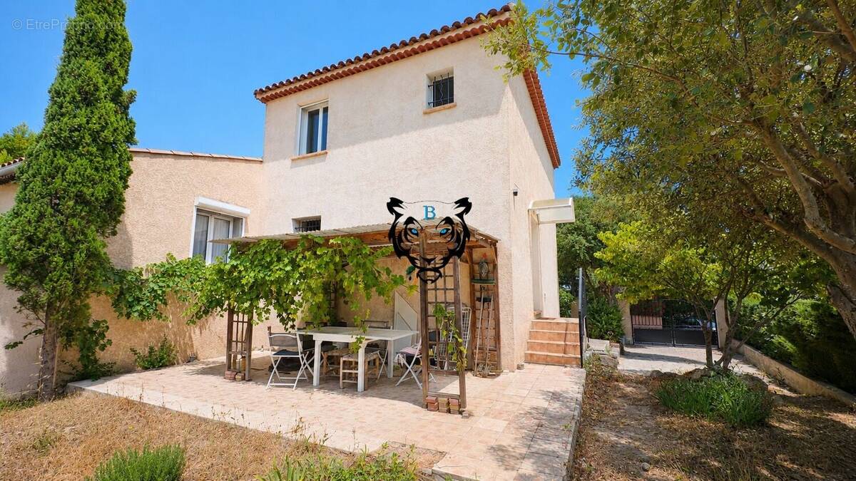 Maison à ROQUEBRUNE-SUR-ARGENS