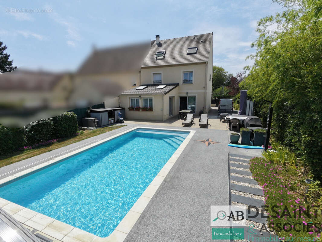 Maison à vendre - 5 chambres - piscine chauffée - Villeneuve Saint Denis - photo 14