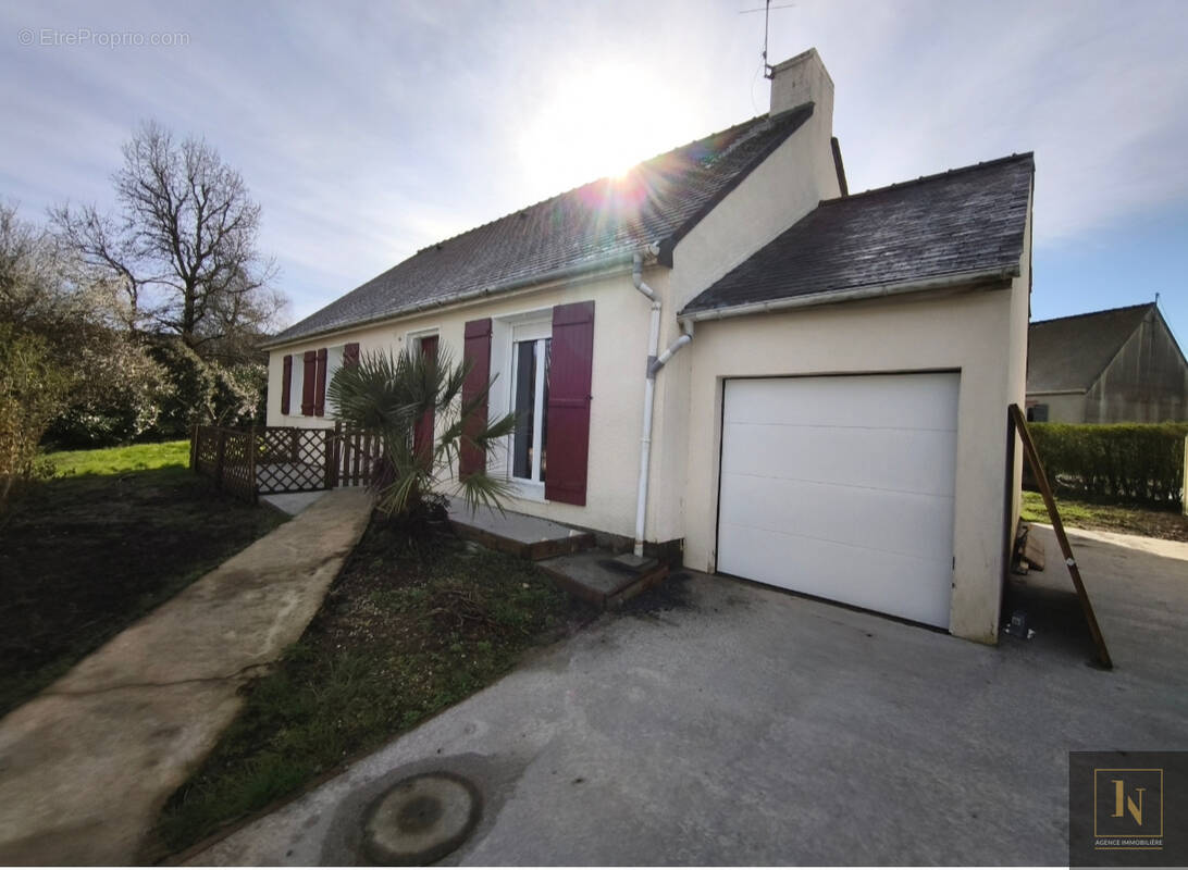 Maison à LA TRINITE-SURZUR